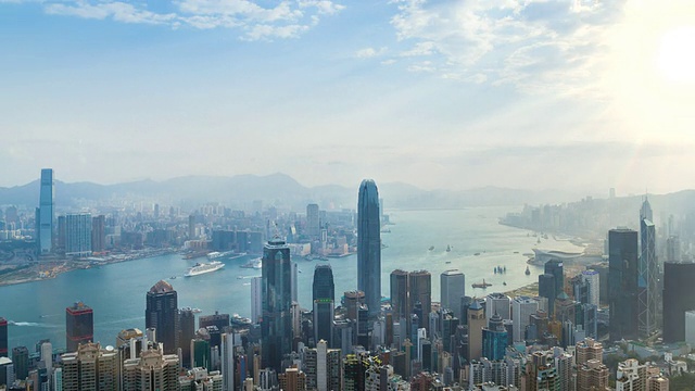 时间流逝，香港天际线和维多利亚港沐浴在清晨的阳光，缩小视频素材