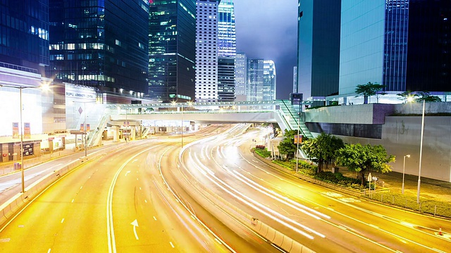 香港夜晚繁忙的交通，灯火通明的建筑物和街道，时光流逝。视频素材