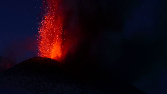 意大利埃特纳火山喷发时的熔岩喷泉视频素材