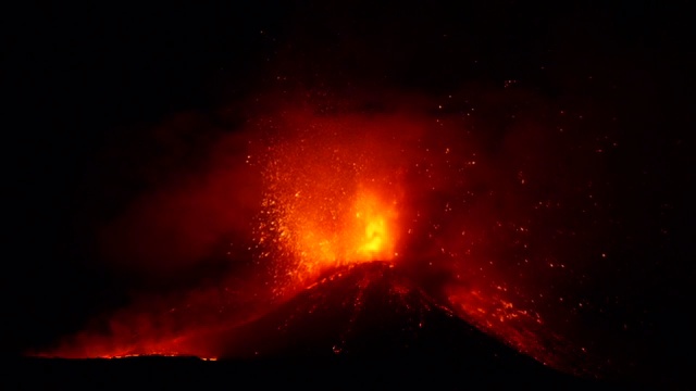 意大利埃特纳火山喷发时的熔岩喷泉视频素材