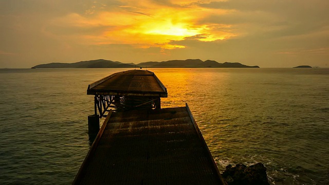 夕阳下的海潮视频素材