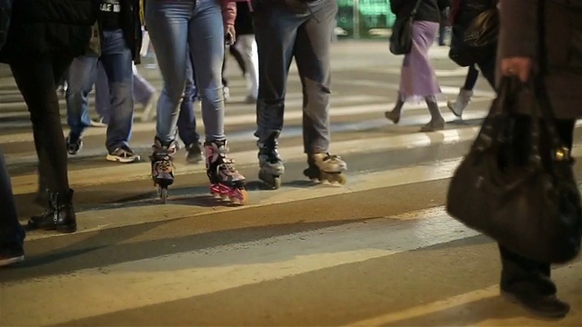 人行横道关闭，夜幕降临视频素材