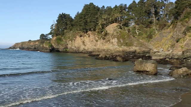 海浪冲击着加州门多西诺附近的加州海岸线。视频素材