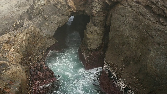 来自太平洋的海浪冲击着海岸线的岩石。视频素材