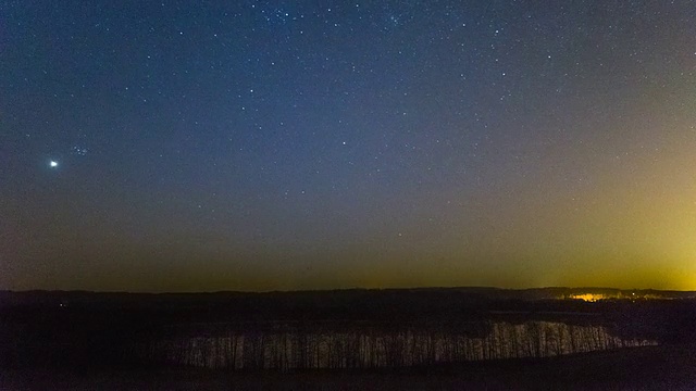 夜空与陨星掠过湖面视频下载