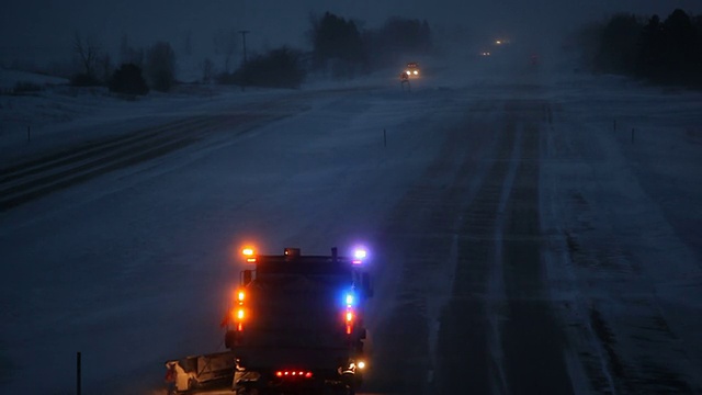 冬季晚上州际公路与吹雪和犁视频素材