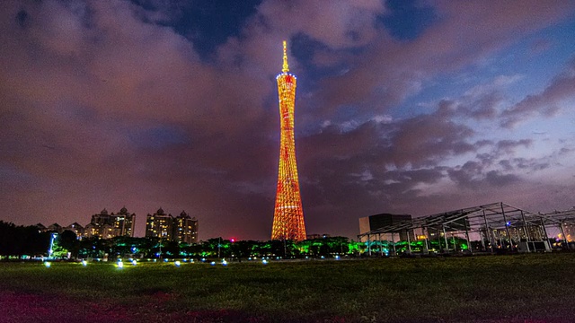 中国广州，2014年11月23日:漫步中国广州著名的广州塔视频素材