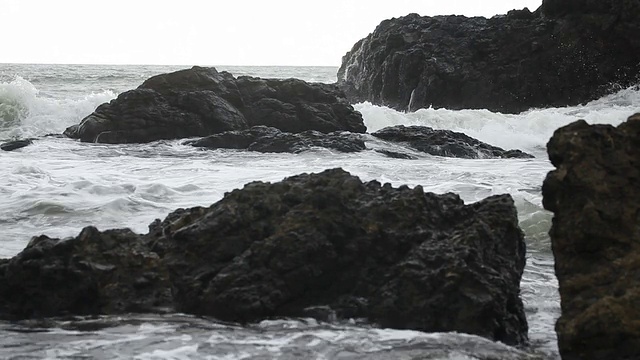 海浪冲击岩石视频下载