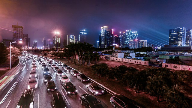 中国深圳，2014年11月20日:中国深圳，深圳的交通和建筑夜景视频素材