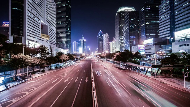 中国深圳，2014年11月20日:中国深圳，深圳的交通和建筑夜景视频素材