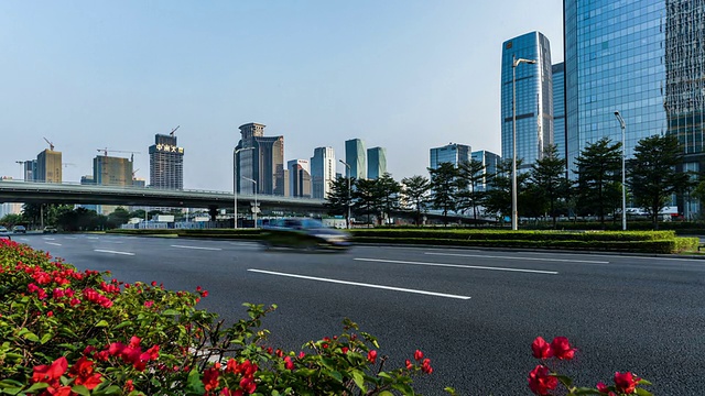 中国深圳，2014年11月20日:中国深圳市中心的建筑和交通状况视频素材