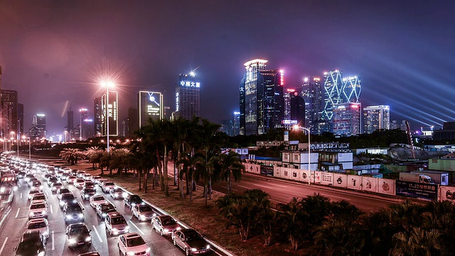 中国深圳，2014年11月20日:中国深圳，深圳的交通和建筑夜景视频素材