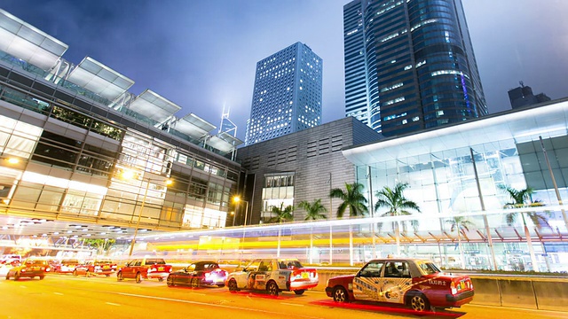 香港夜晚繁忙的交通，灯火通明的建筑物和街道，时光流逝。视频素材