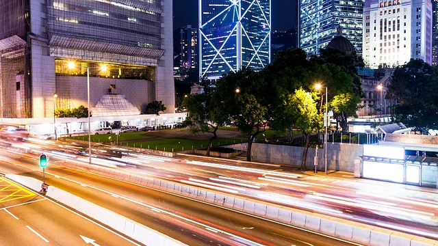 香港夜晚繁忙的交通，灯火通明的建筑物和街道，时光流逝。视频素材