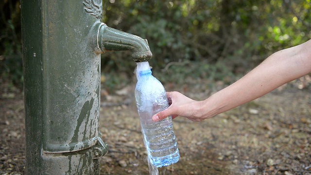 灌水瓶视频素材