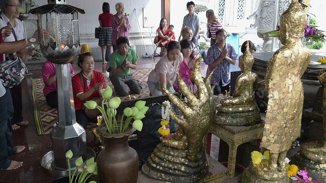 信徒在卧佛寺祈祷视频素材