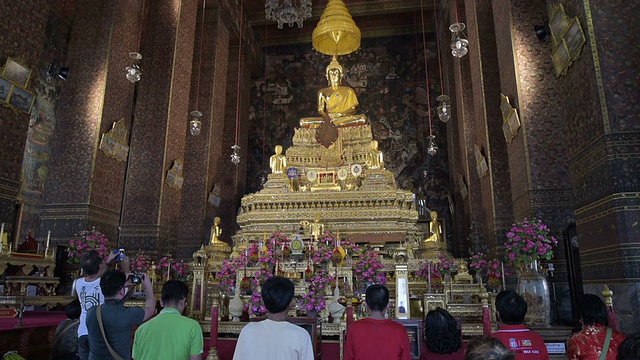 信徒在卧佛寺祈祷视频素材