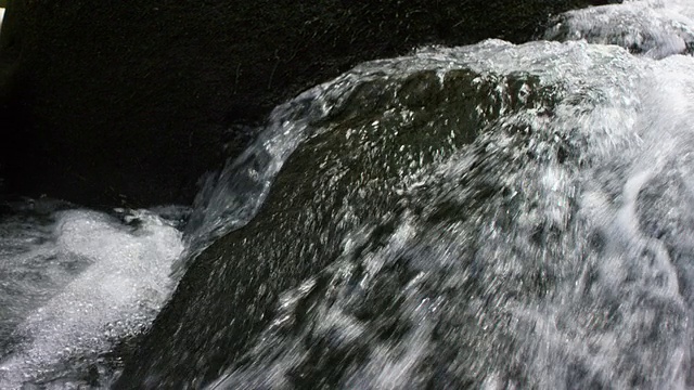 河水漫过岩石视频素材