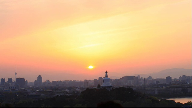 日落时分的北海公园，中国北京视频素材