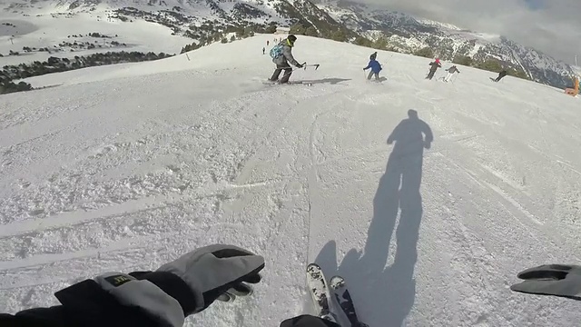 从个人角度看，在比利牛斯山滑雪。视频素材