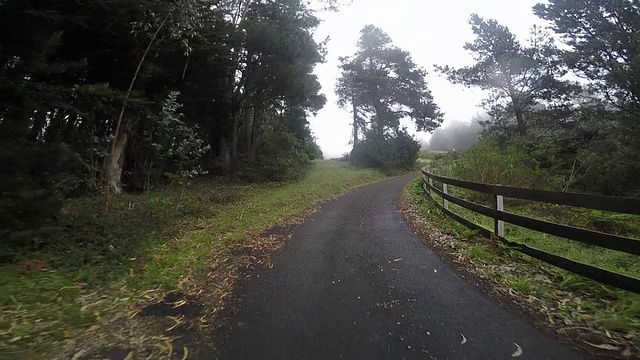 1号高速公路的时间推移镜头在雨天与太阳休息。视频素材