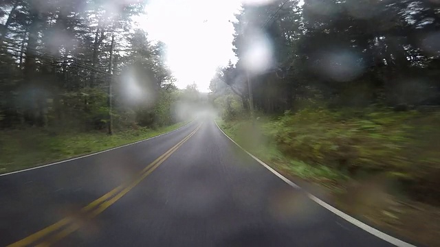 1号高速公路的时间推移镜头在雨天与太阳休息。视频素材