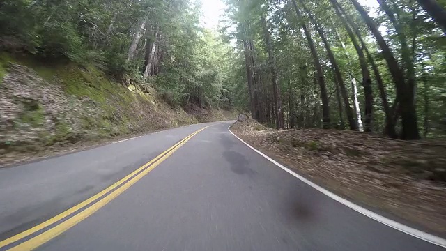 1号高速公路的时间推移镜头在雨天与太阳休息。视频素材