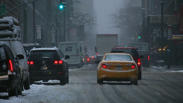 TL相机在下雪时拍摄曼哈顿中城的交通和行人。视频素材