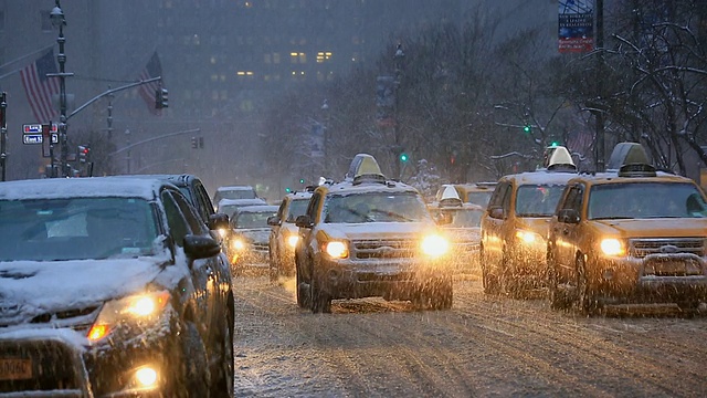 下着雪的公园大道上，摄像机拍下了曼哈顿中城的交通和通勤者。视频素材