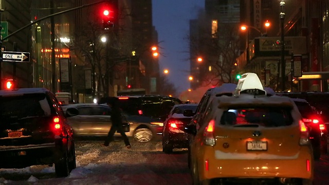 TL相机在下雪时拍摄曼哈顿中城的交通和行人。视频素材