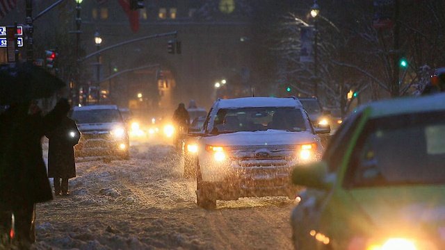 下着雪的公园大道上，摄像机拍下了曼哈顿中城的交通和通勤者。视频素材