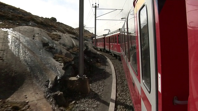 Ospizio Bernina和Alp之间的Bernina Express Grüm视频素材