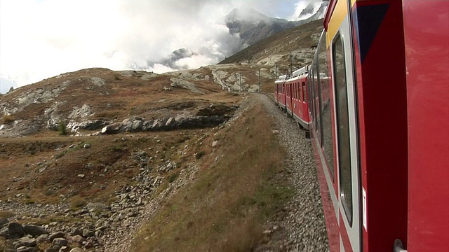 Ospizio Bernina和Alp之间的Bernina Express Grüm视频素材