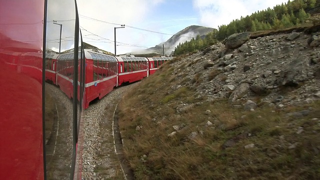 Ospizio Bernina和Alp之间的Bernina Express Grüm视频素材