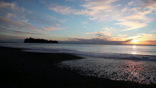 海浪拍岸，夕阳美射视频素材