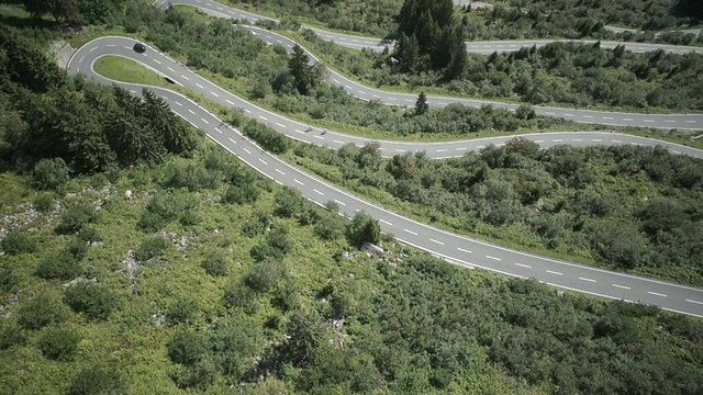 在奥地利的山路上行驶的WS POV陆地车辆视频素材