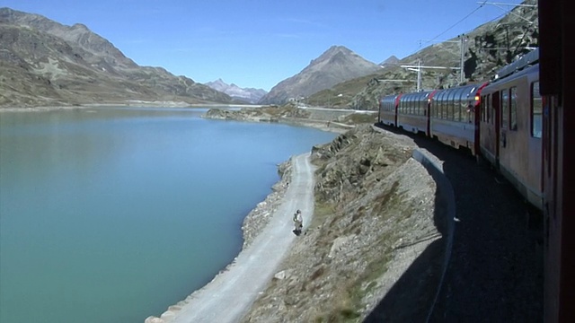 在Ospizio Bernina和Alp之间的Bernina Express Grüm俯瞰Lago Bianco视频素材