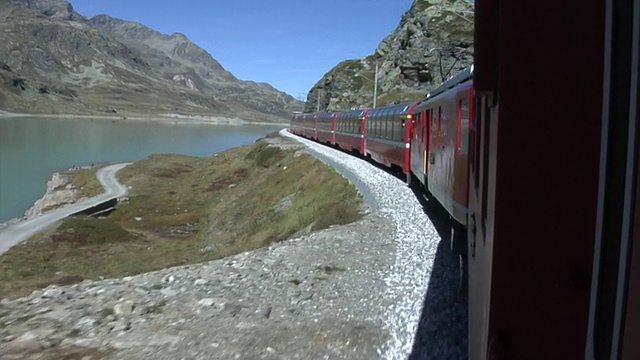 在Ospizio Bernina和Bernina Lag Alb之间的Bernina Express，俯瞰Lago Bianco视频素材