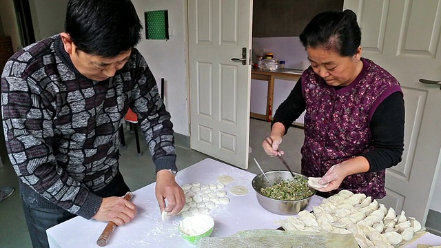 快速动作——包饺子视频素材