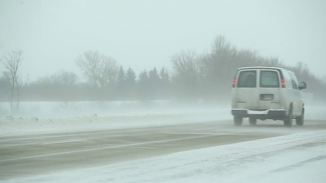 冬季暴风雪与吹雪横跨高速公路，扫雪机和车辆视频素材