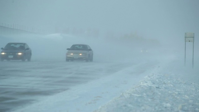 冬季暴风雪与吹雪横跨高速公路和车辆视频素材