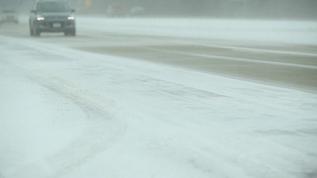 冬季暴风雪与吹雪横跨高速公路和车辆视频素材