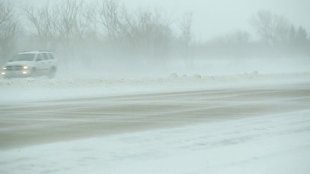 冬季暴风雪与吹雪横跨高速公路和车辆视频素材