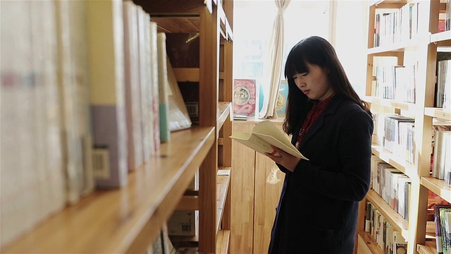 年轻女子在图书馆看书视频素材