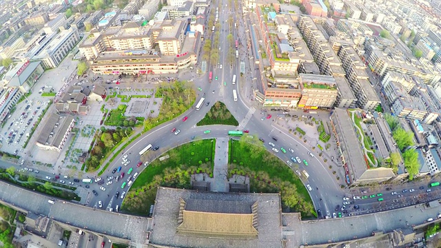 中国西安，日落时鸟瞰西门和城市景观。视频素材