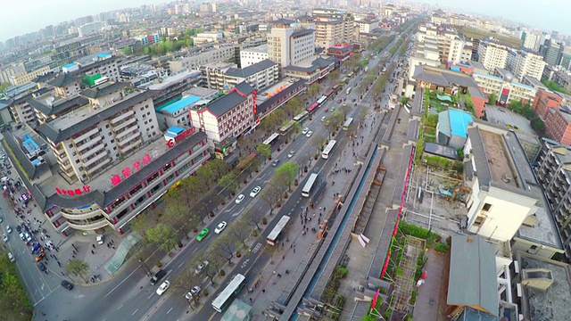 在日落时俯瞰城市街道和城市景观，西安，中国。视频素材