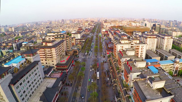 中国西安，日落时分的交通和城市景观。视频素材