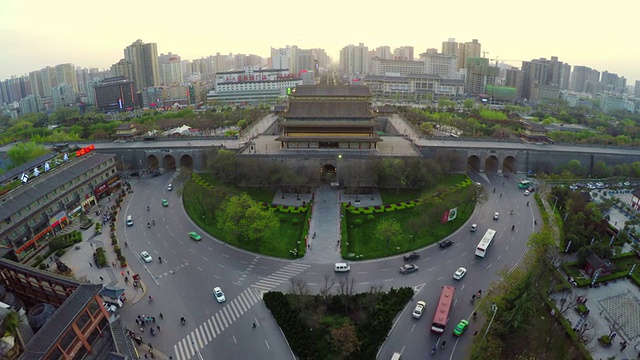 日落时分，中国西安城西门外的空中交通。视频素材