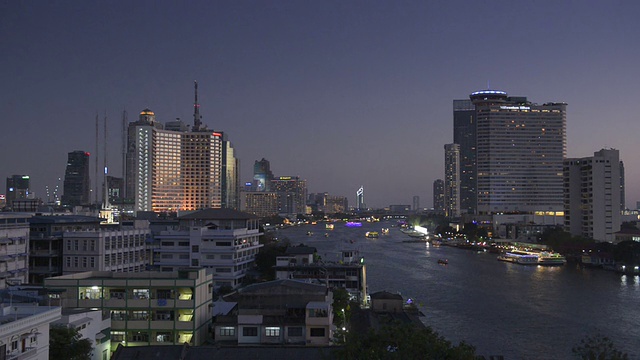 湄南河和曼谷夜景的全景视频素材