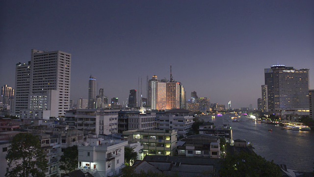 湄南河和曼谷夜景的全景视频素材